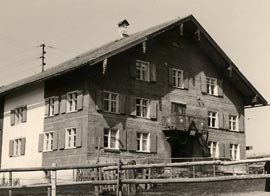 Unser Ferienhof mit erstem Gästebalkon